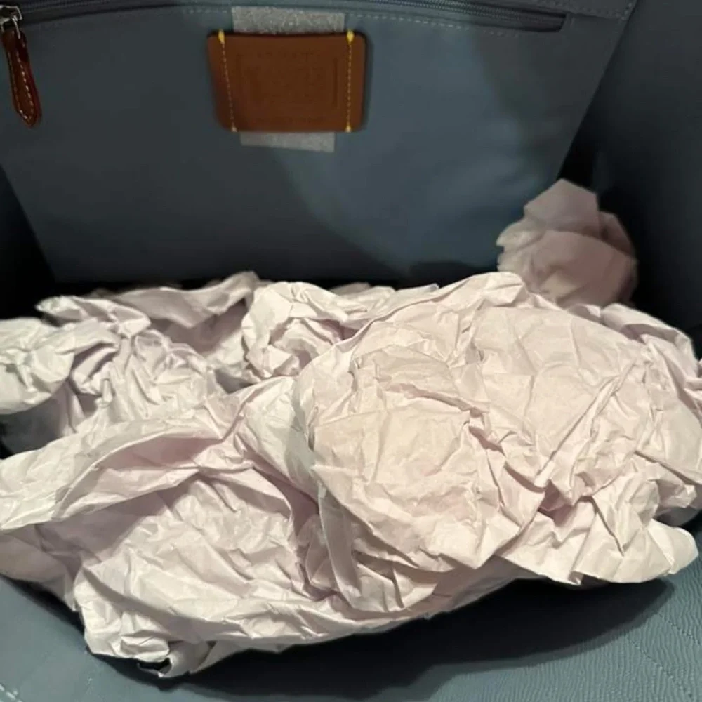 Coach Women's Cream and Blue City Tote & Wristlet NWOT - Picture 2 of 2